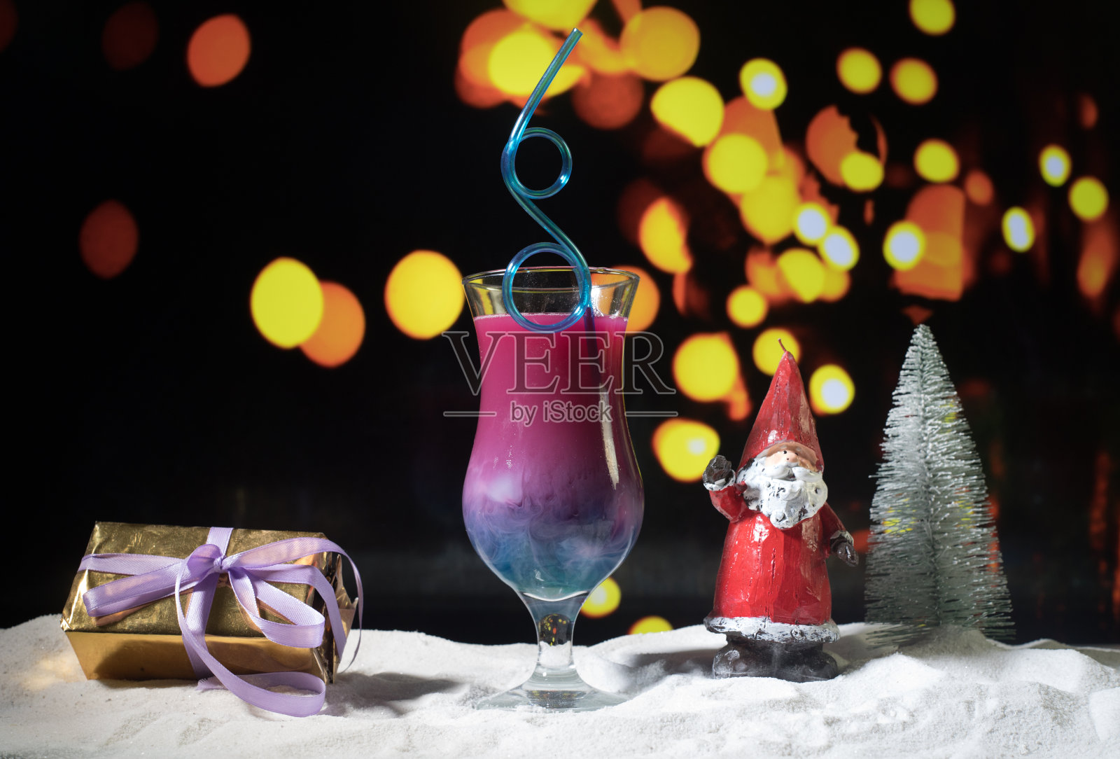 鸡尾酒杯溅上深色烟熏色背景或彩色鸡尾酒杯。方俱乐部娱乐。混合光。有选择性的重点照片摄影图片