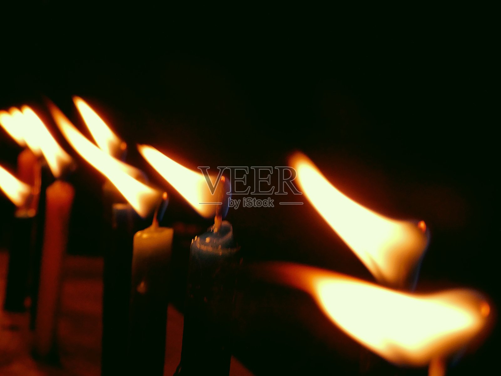 蜡烛在黑暗中成团照片摄影图片