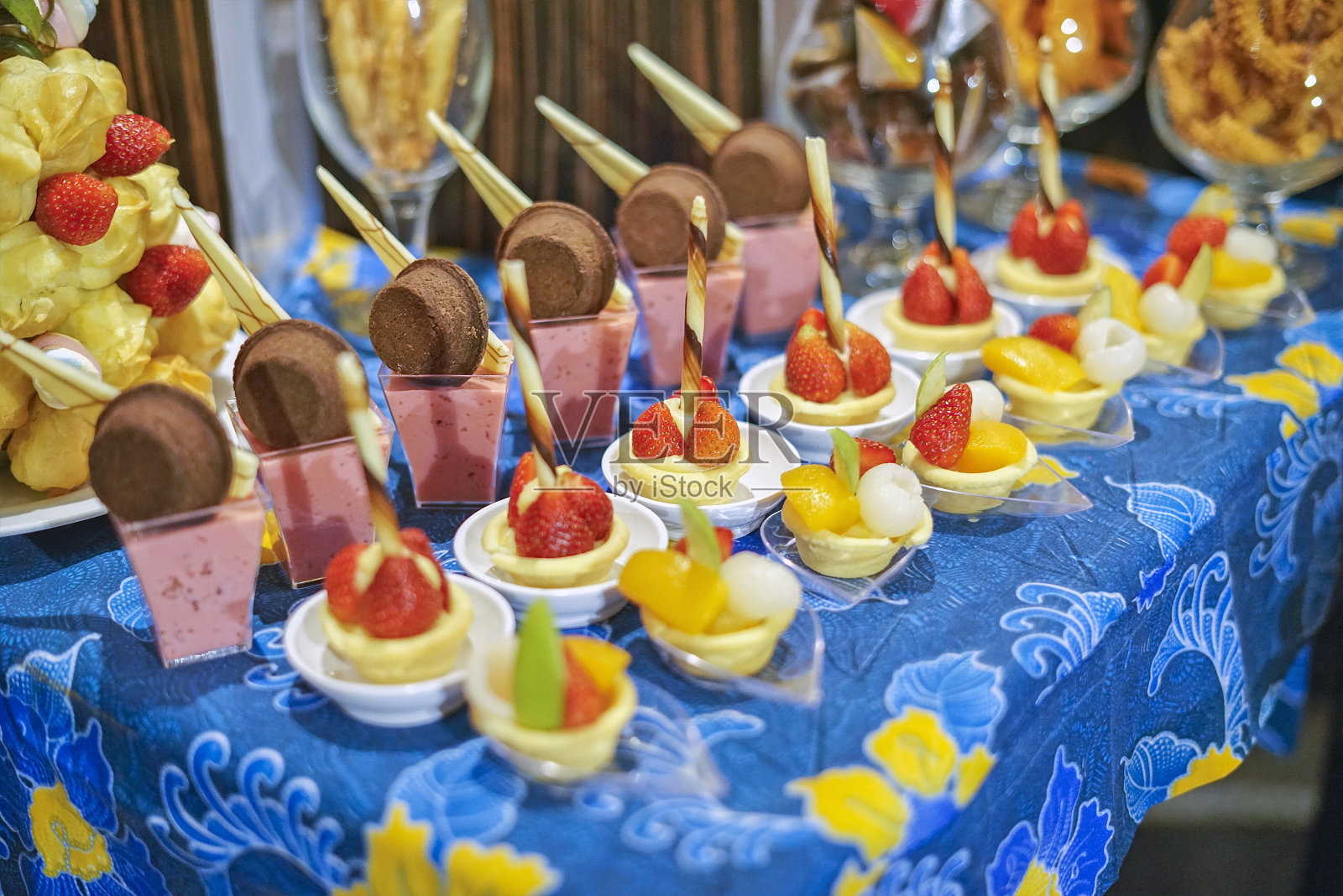 各种各样的甜点在酒店为斋月自助餐照片摄影图片