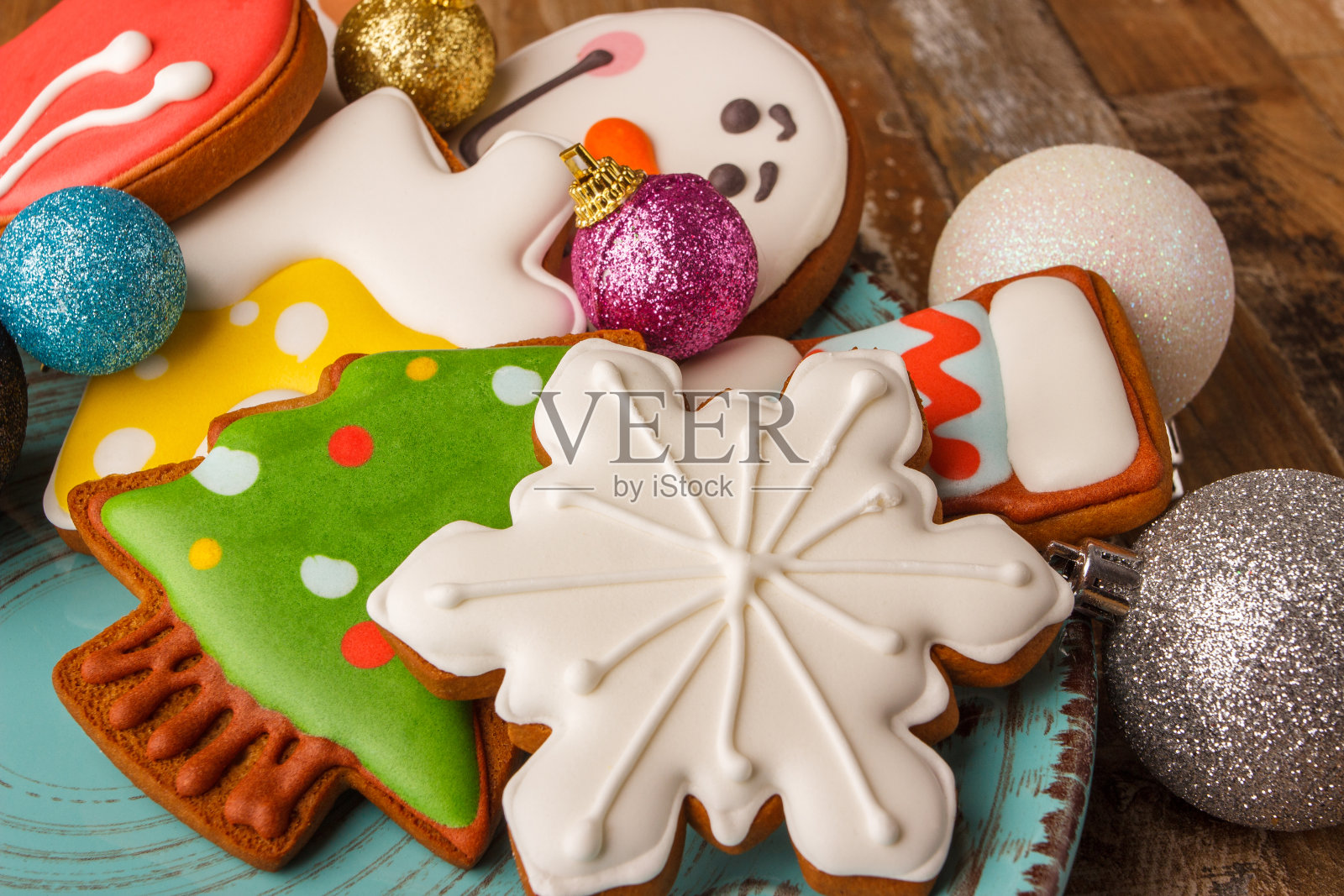 姜饼用不同的装饰从糖果乳香照片摄影图片