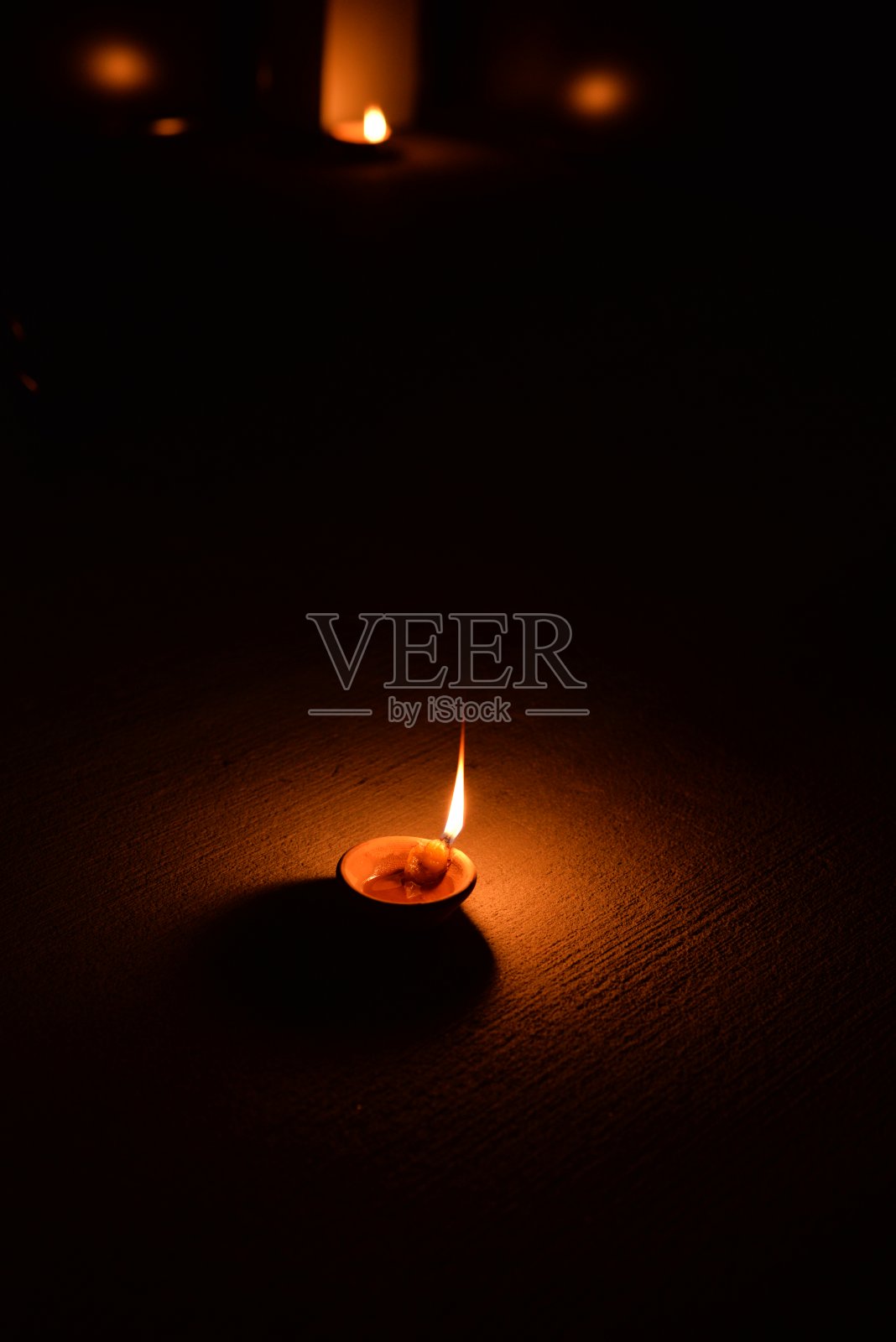 夜晚的油灯照片摄影图片