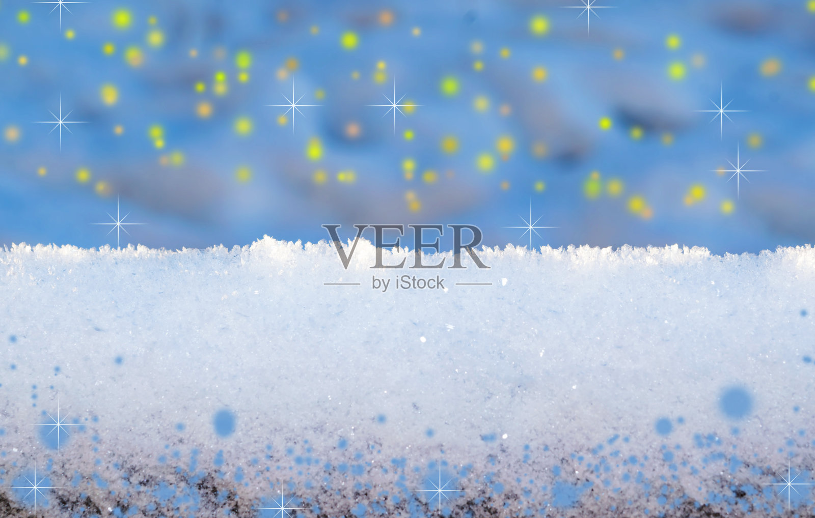 轻木制覆盖的雪板与背景模糊的雪堆与散景。全景，复制空间。空白，圣诞节，新年的节日背景照片摄影图片