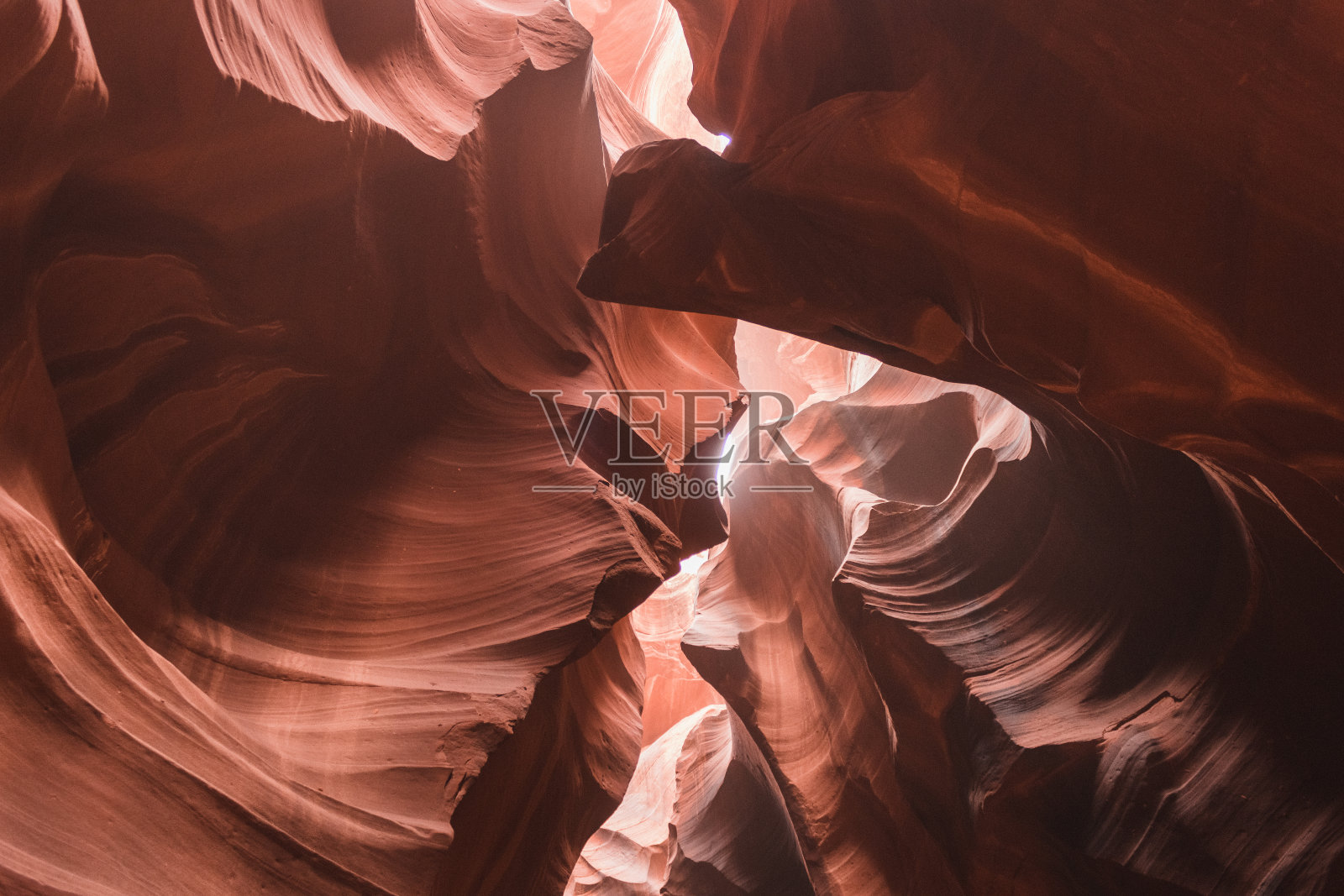 亚利桑那州羚羊峡谷独特的砂岩构造由水和风雕刻而成照片摄影图片