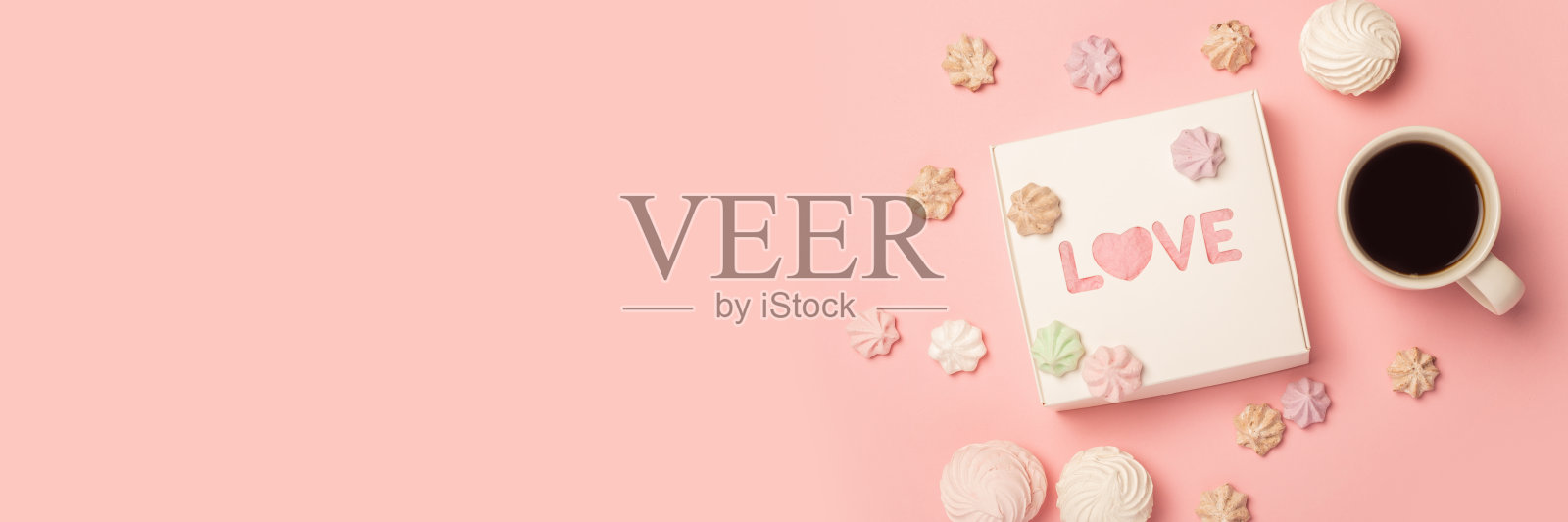 礼品盒，杯子，咖啡，蛋白糖和糖果在粉红色的背景。情人节组成。横幅。平躺，俯视图照片摄影图片