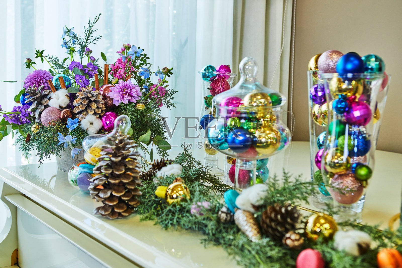 新年风格装饰的白色钢琴、圣诞树、圣诞玩具和球、蜡烛和马卡龙，新年概念照片摄影图片