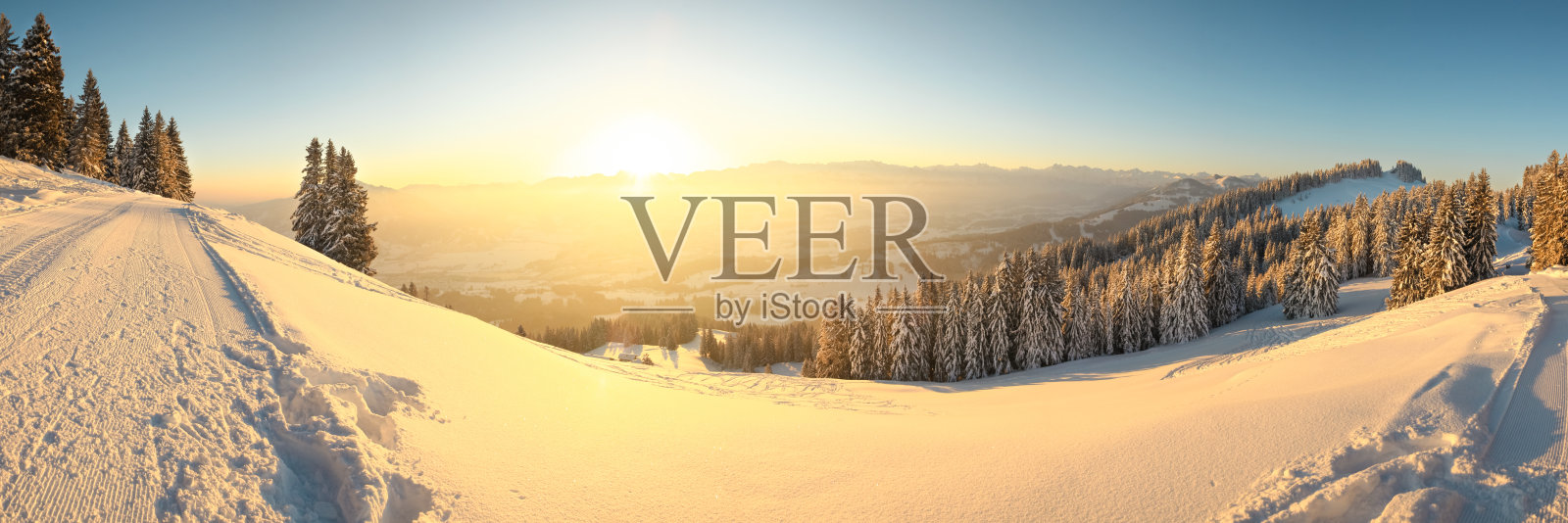 美丽的日出雪山景观。神奇的黄色阳光。Allgäu，米塔格山，巴伐利亚，阿尔卑斯山，德国。照片摄影图片