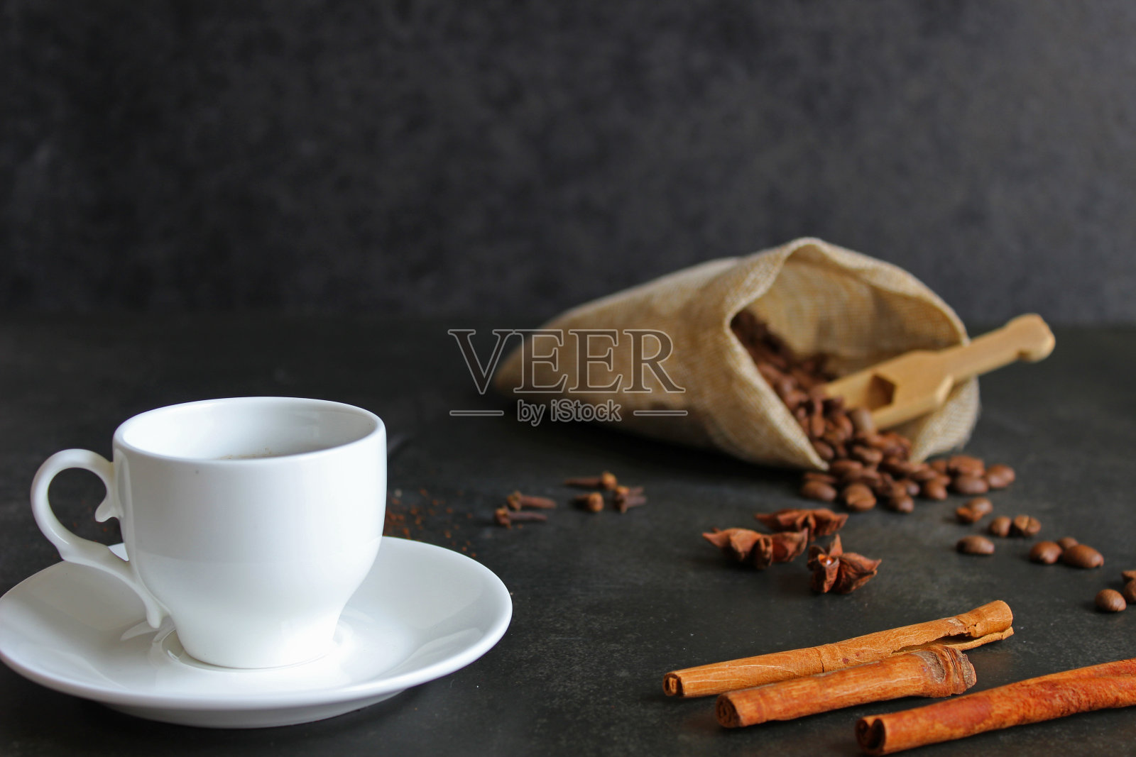 咖啡杯和豆子放在旧餐桌上。带有文本拷贝空间的俯视图。照片摄影图片