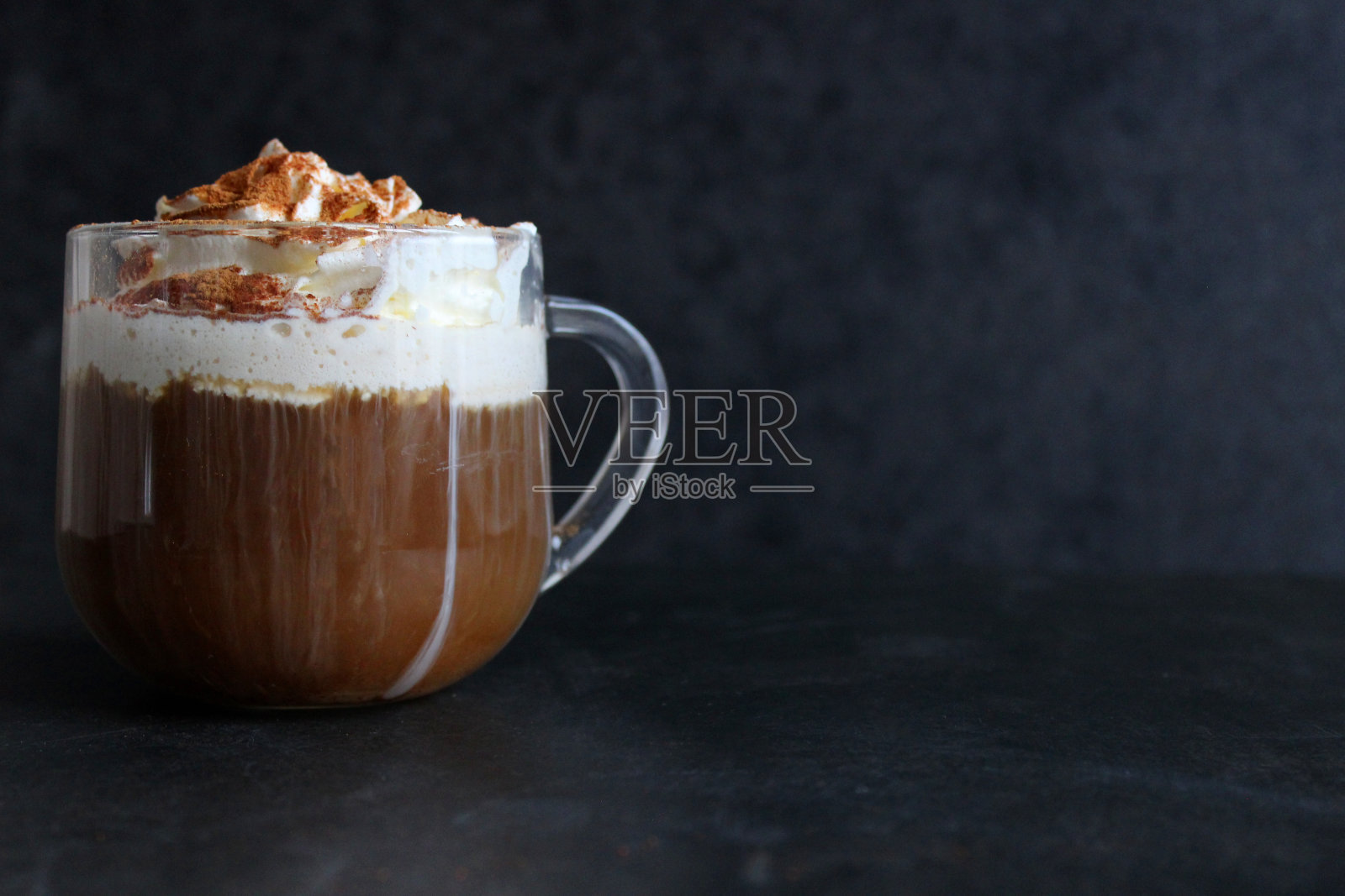 冬天温暖的爱尔兰热咖啡和威士忌。照片摄影图片