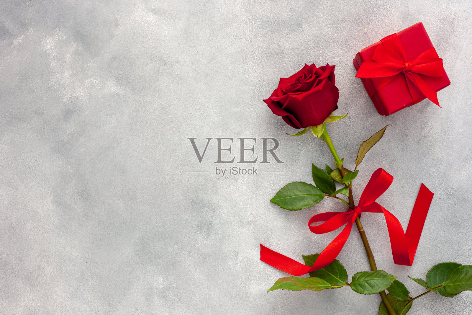 带丝带的红玫瑰和红盒子。照片摄影图片