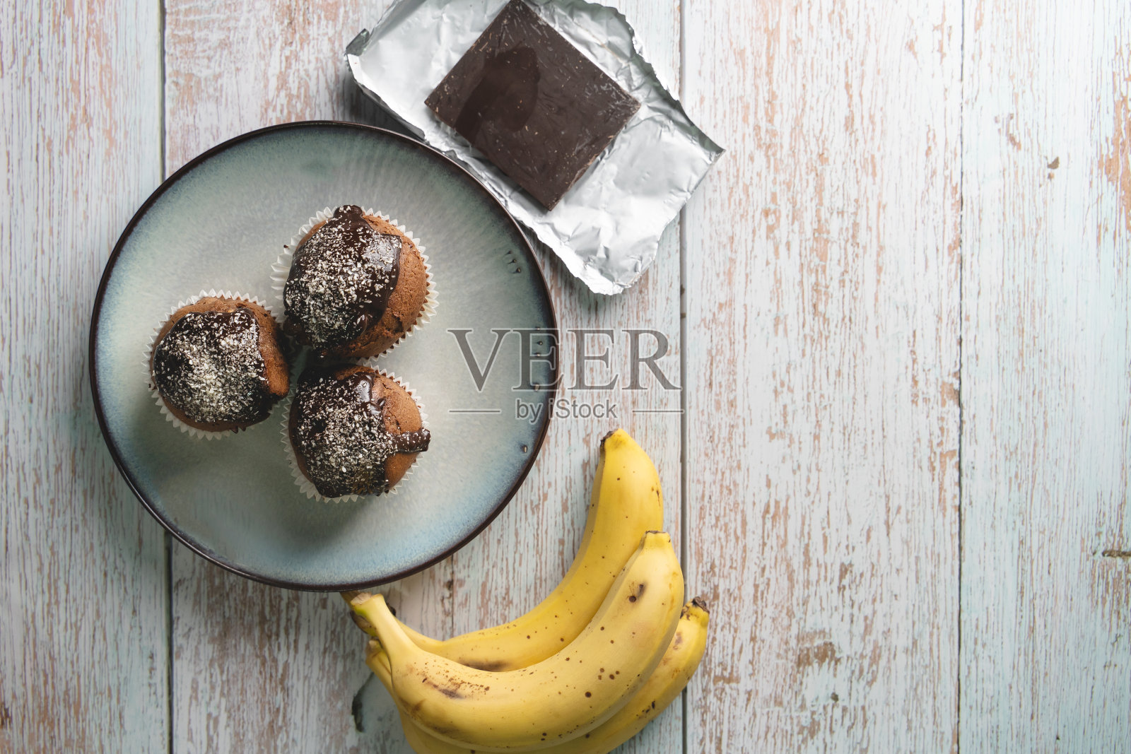 俯视图平放在桌子上的巧克力松饼和香蕉照片摄影图片