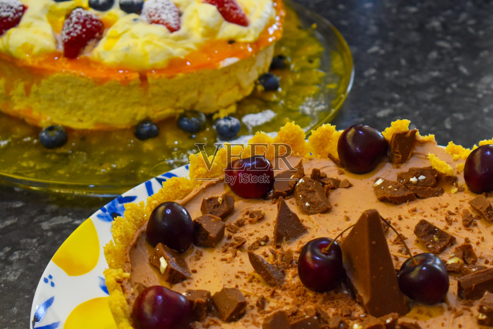 巧克力甜点和pavlova照片摄影图片