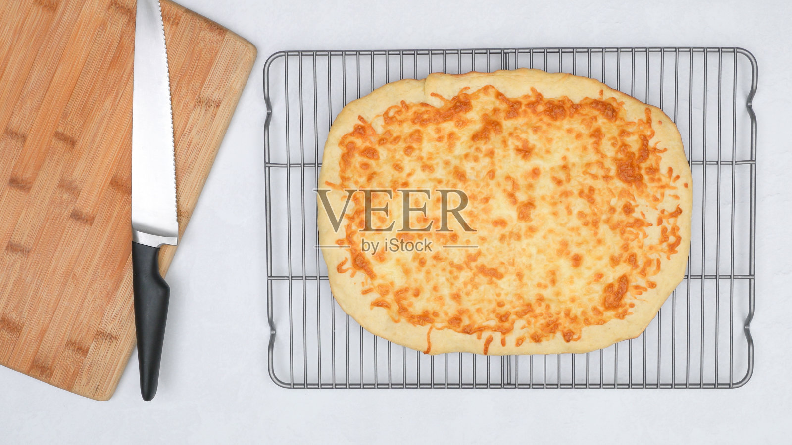 自制美味的马苏里拉芝士扁面包贴在冷却架上，平铺照片摄影图片