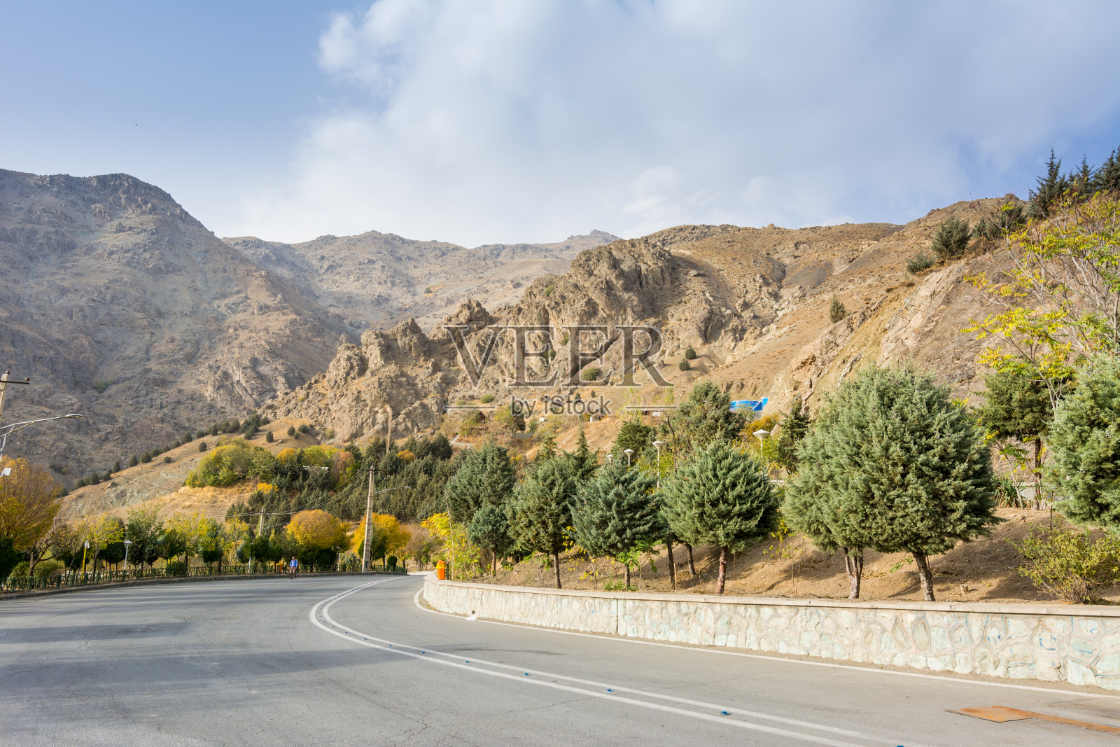 伊朗德黑兰托查尔山脊，秋季岩石树木蓝天下照片摄影图片