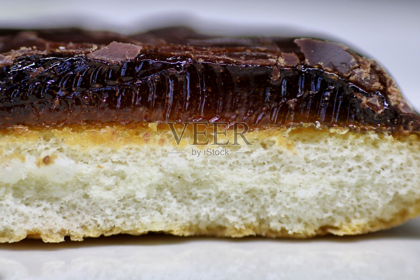 海绵蛋糕配水果果冻和巧克力照片摄影图片