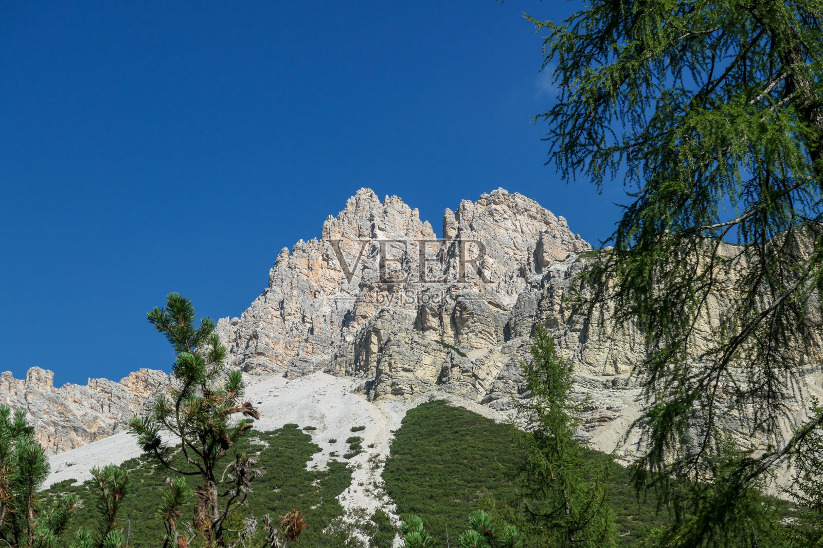Armentarola -在意大利白云石的一座高山上的一个遥远的观点。它的斜坡非常陡峭，到处都是滑坡和石头照片摄影图片