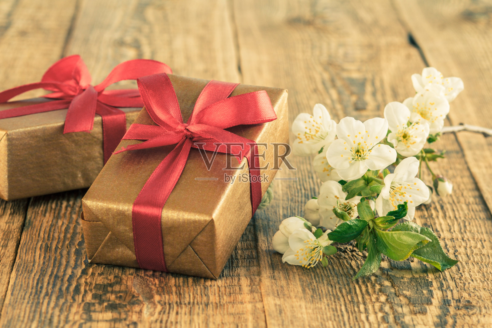 木盒上的茉莉花。照片摄影图片