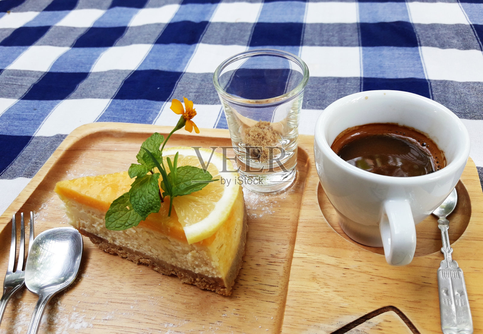 柠檬芝士派切片和浓咖啡在一个白色的杯子和木盘子照片摄影图片