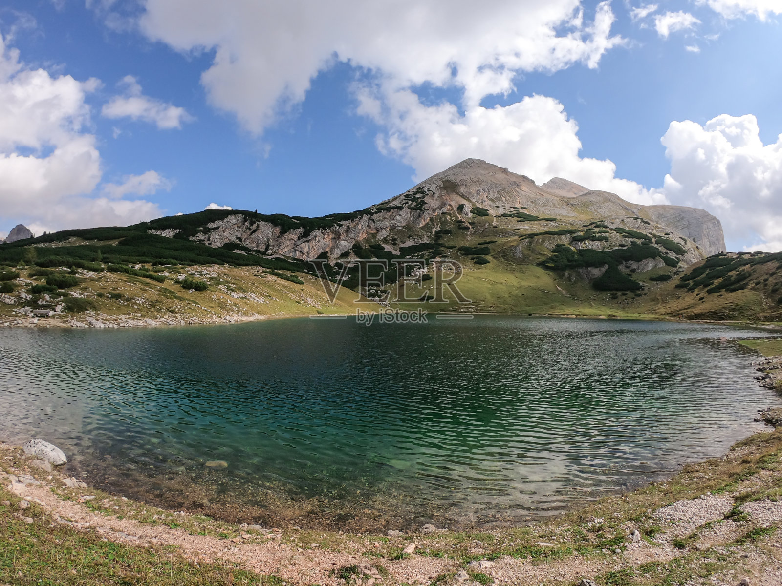 Armentarola -在意大利Dolomites的Le de Limo的全景。湖水有多种颜色，从绿松石色到海军蓝照片摄影图片