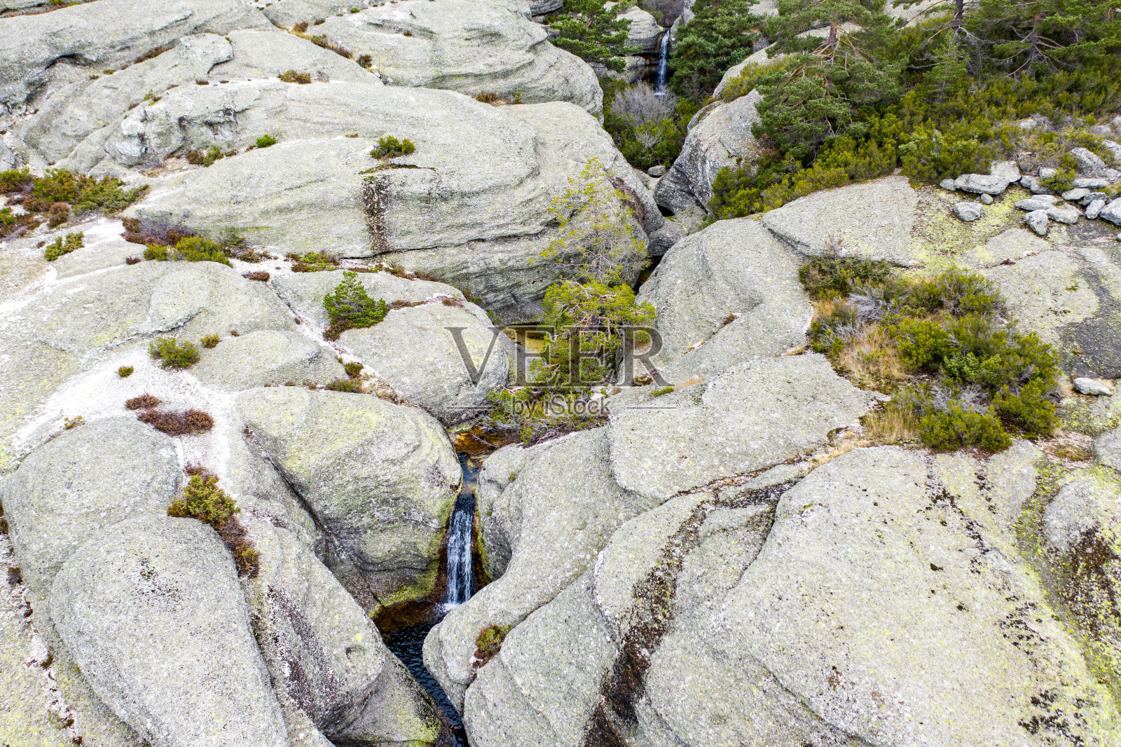 从无人机上看到的拉斯卡尔德拉斯涅拉镇的黑泻湖上的岩石和小瀑布景观。照片摄影图片