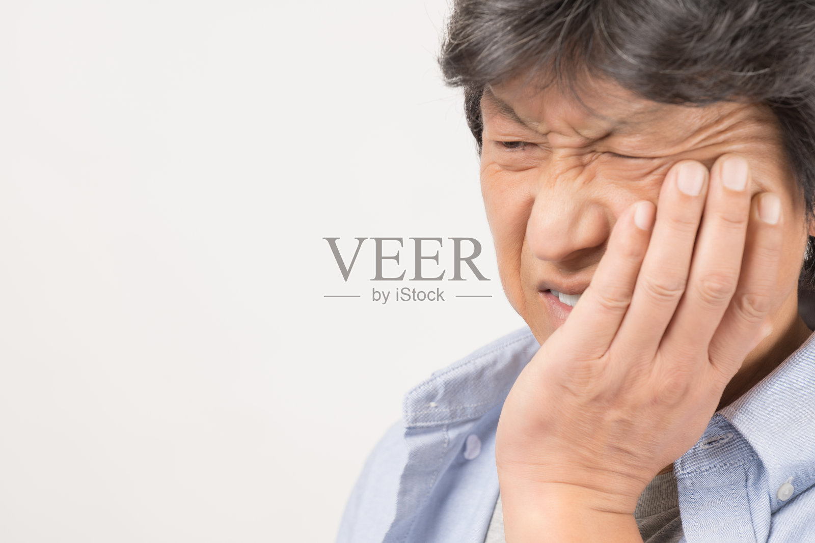 中年男子因牙痛捂着脸颊照片摄影图片