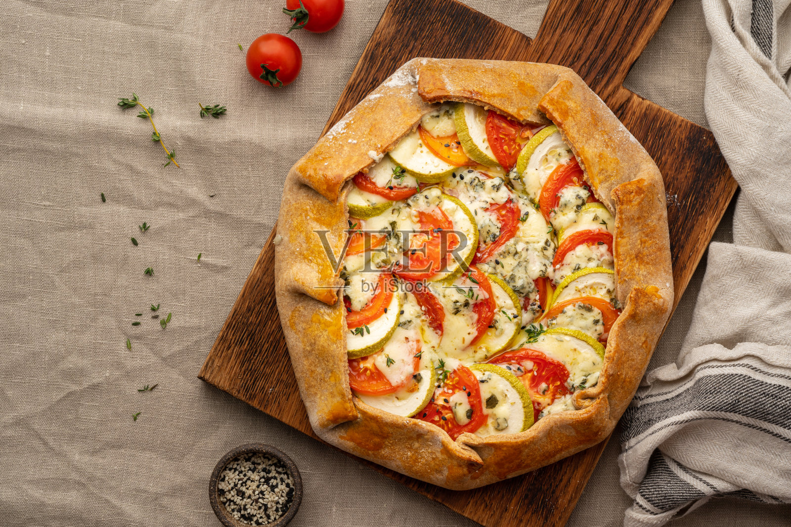 俯视图，复制空间。自制美味蔬菜饼，小麦派，番茄，西葫芦照片摄影图片