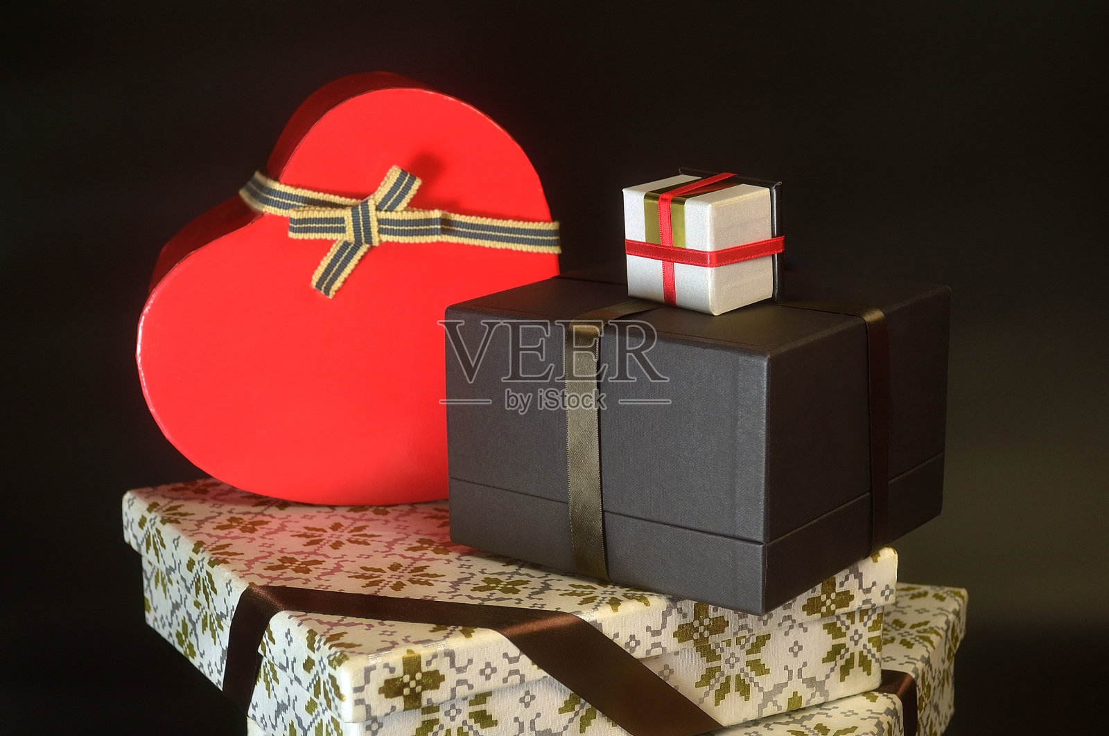黑色背景上的礼品盒照片摄影图片