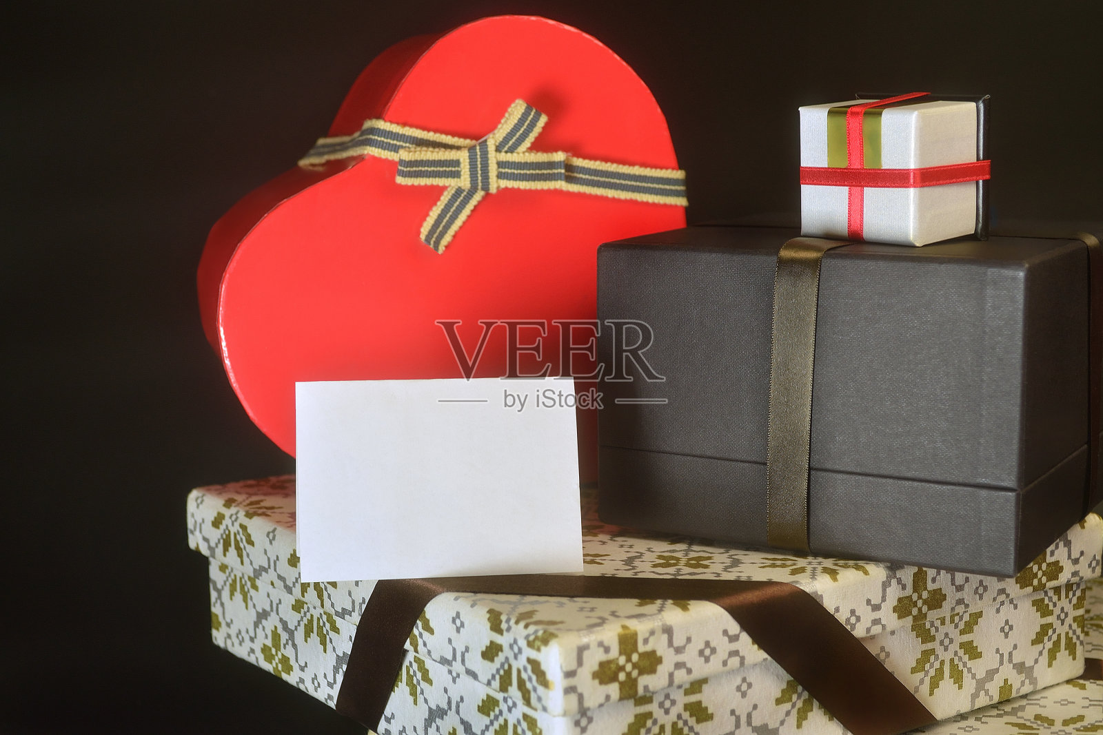 带有黑色背景贺卡的礼品盒照片摄影图片