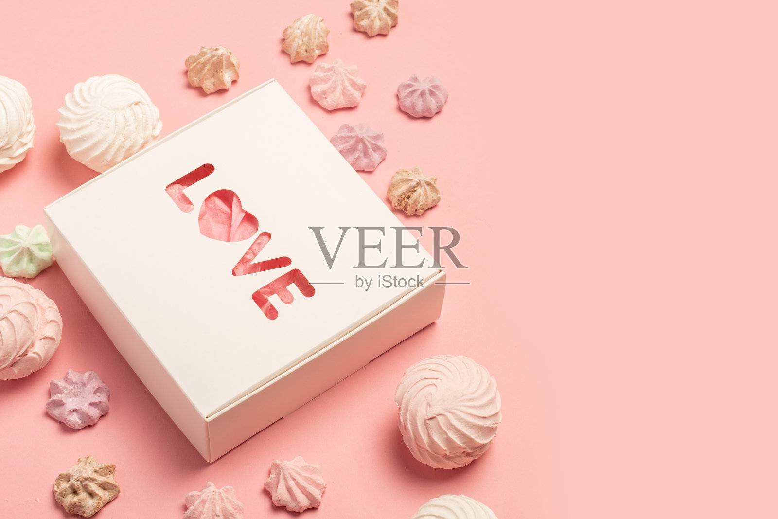 礼盒和礼物糖果，棉花糖和蛋白糖粉背景。情人节组成。平躺，俯视图。横幅照片摄影图片