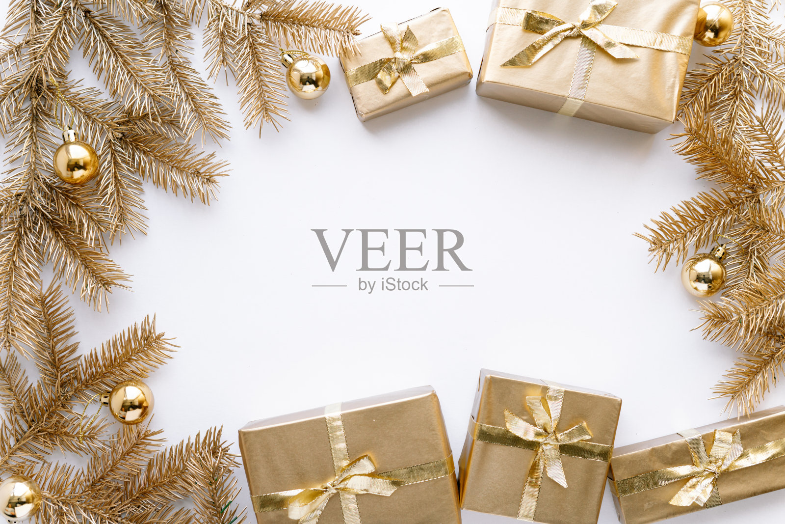 白色圣诞或新年的背景，素朴的组成金色圣诞礼物和金杉树枝与圣诞玩具，Flatlay，空白的问候文字。圣诞节的概念。照片摄影图片