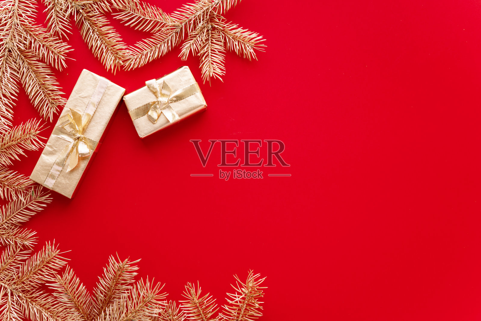 红色的圣诞或新年的背景，素朴的金色圣诞礼物和金杉枝，平铺，空白的问候文字。圣诞节的概念。照片摄影图片