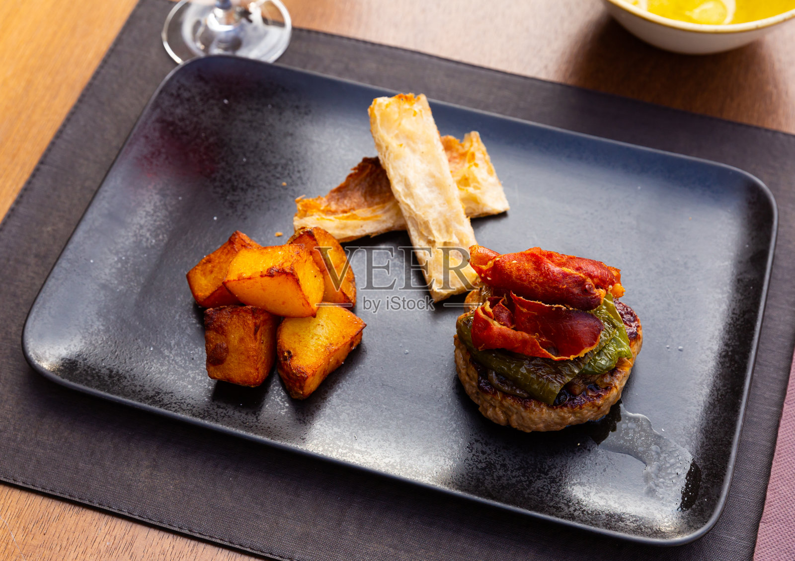 汉堡配肉排、胡椒、火腿、土豆和白面包照片摄影图片