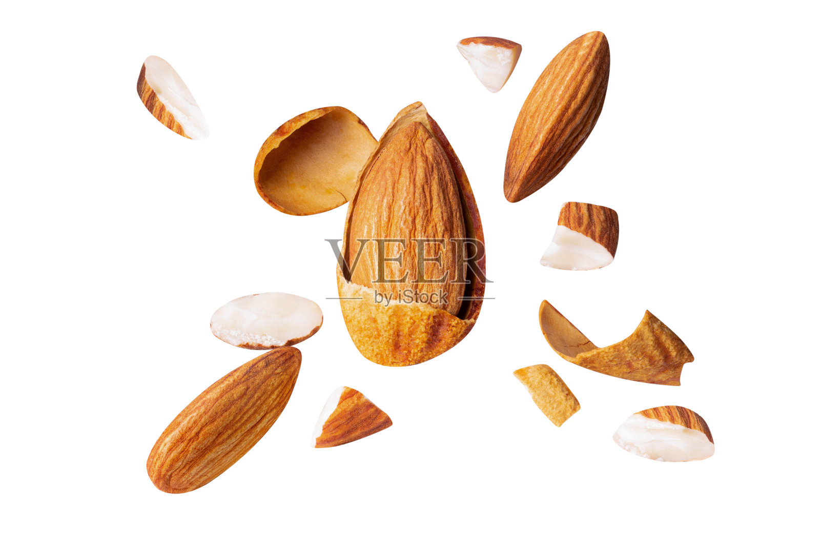 杏仁裂纹爆炸飞近距离隔离在白色背景上的景深。照片摄影图片