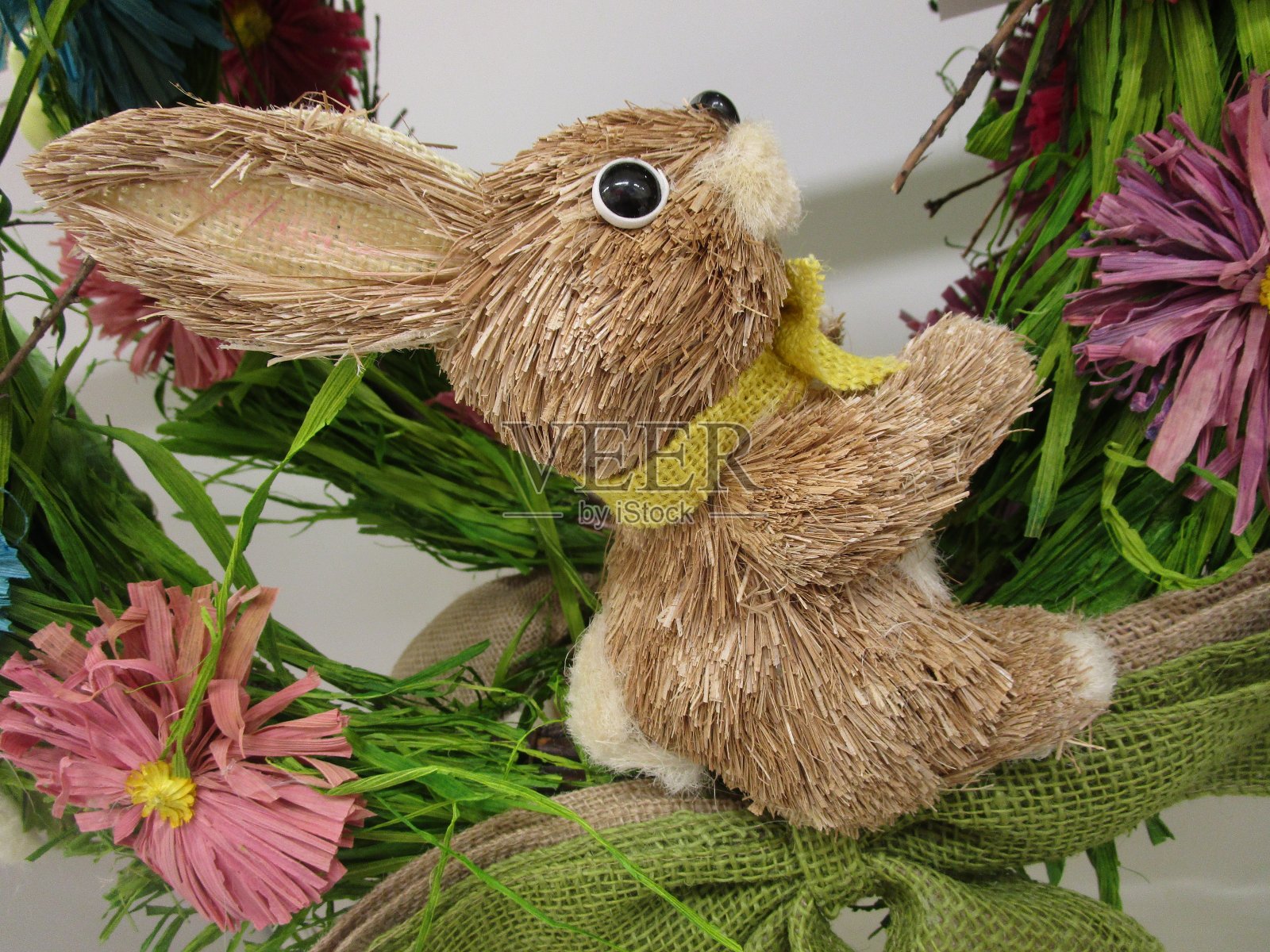 亮棕色稻草兔子兔子复活节装饰照片摄影图片