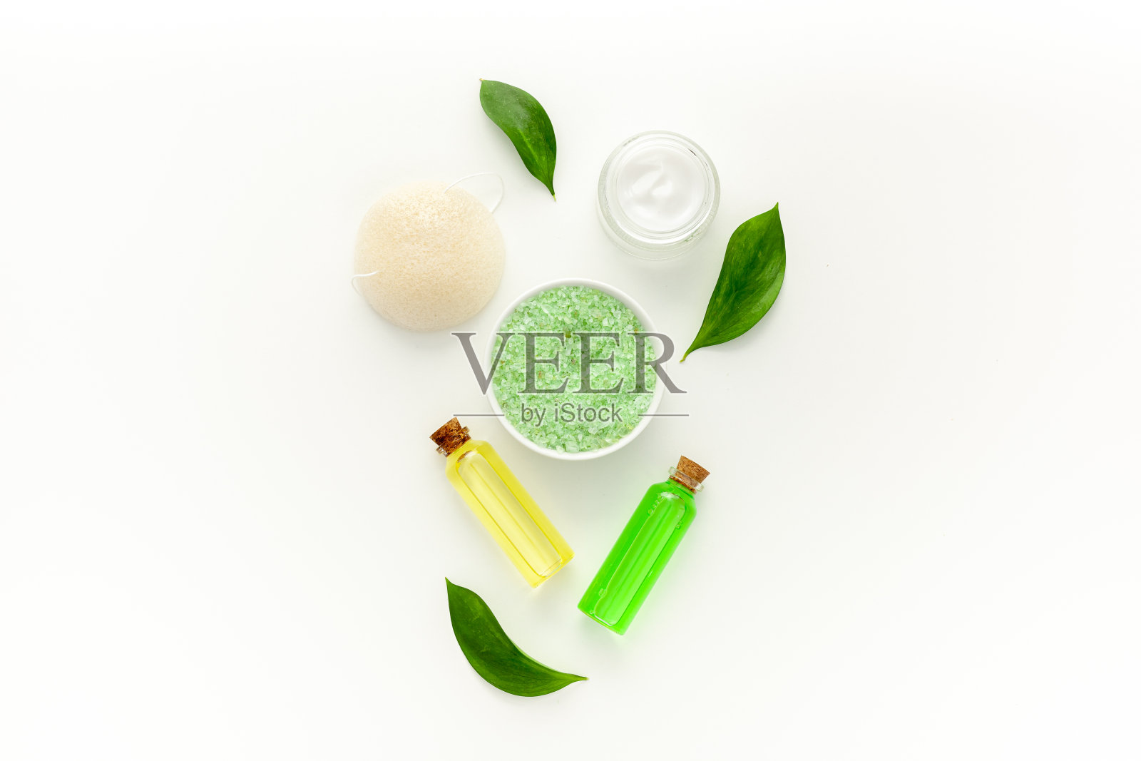 含有茶树精油的化妆品。新鲜茶树叶，盐和油照片摄影图片