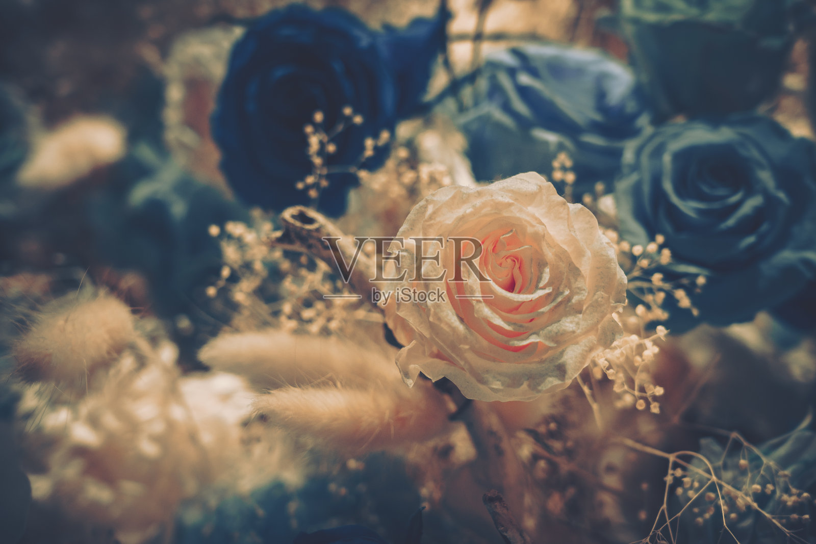 美丽的人造花背景，复古风格;照片摄影图片