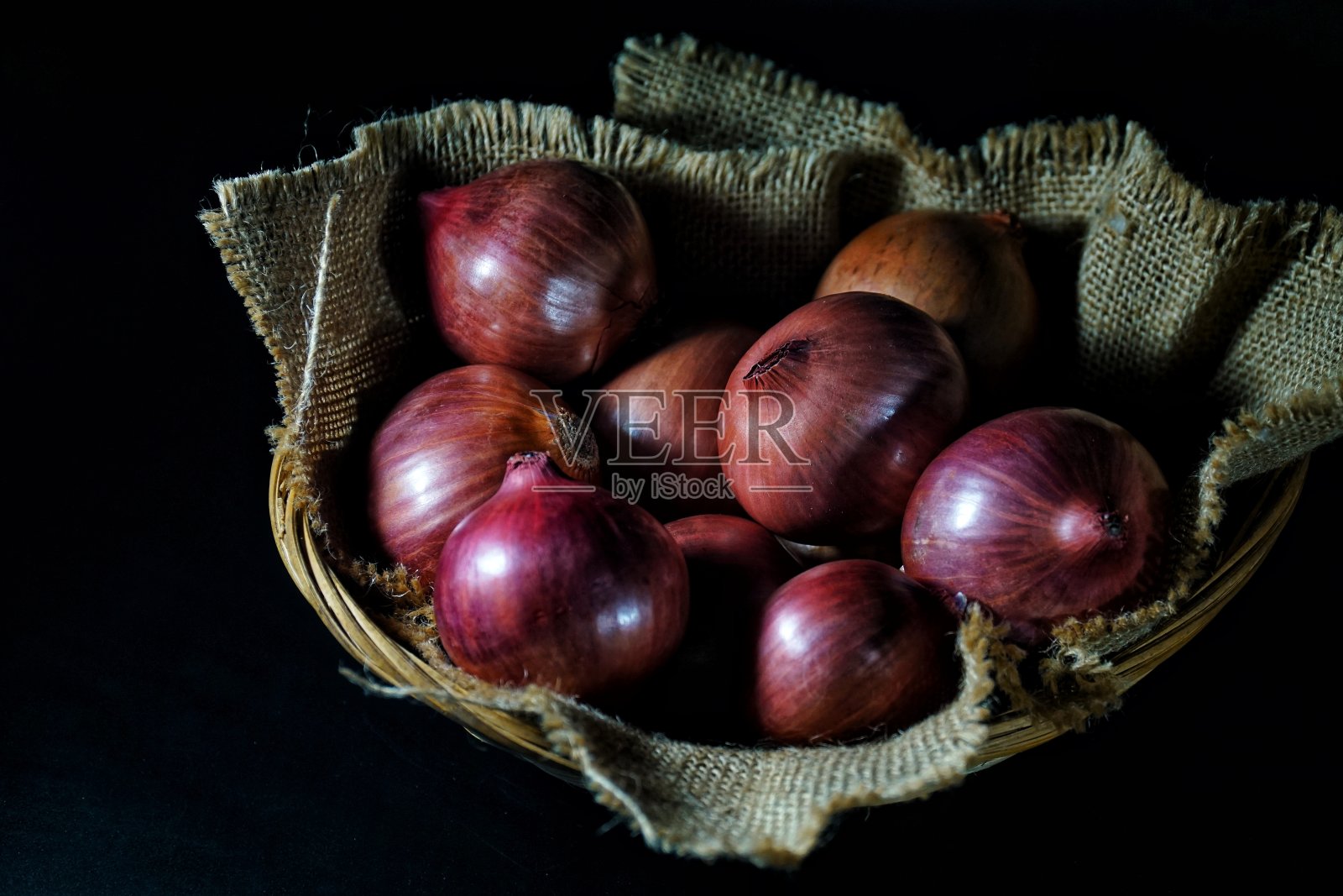 篮子里的洋葱照片摄影图片