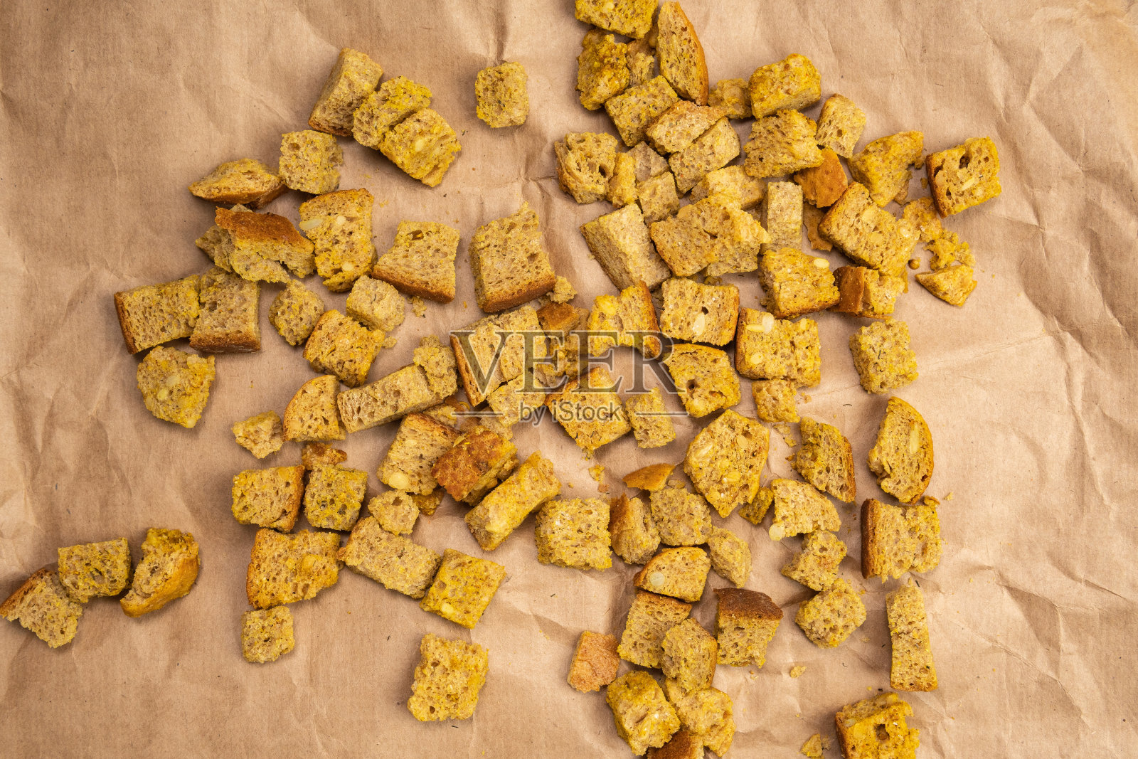 自制的面包油炸面包丁。脆块面包，干黑麦面包屑，干面包屑。平躺照片摄影图片