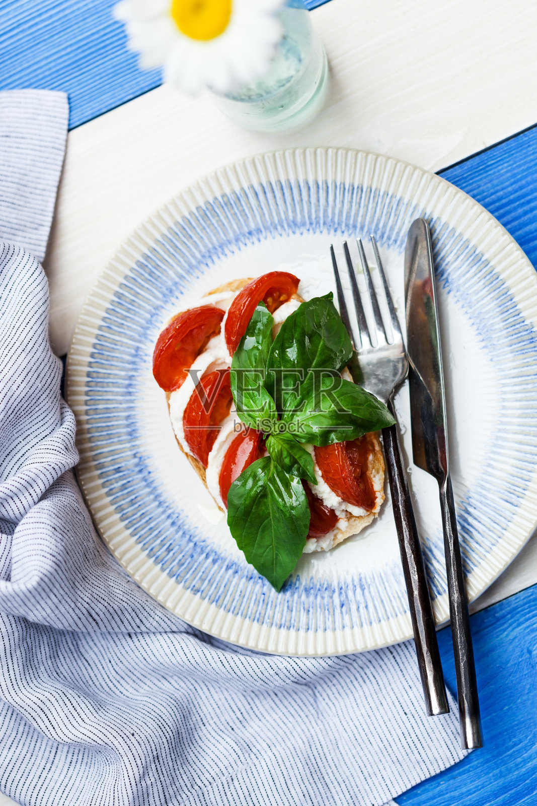 吐司配樱桃番茄、马苏里拉奶酪和罗勒叶照片摄影图片