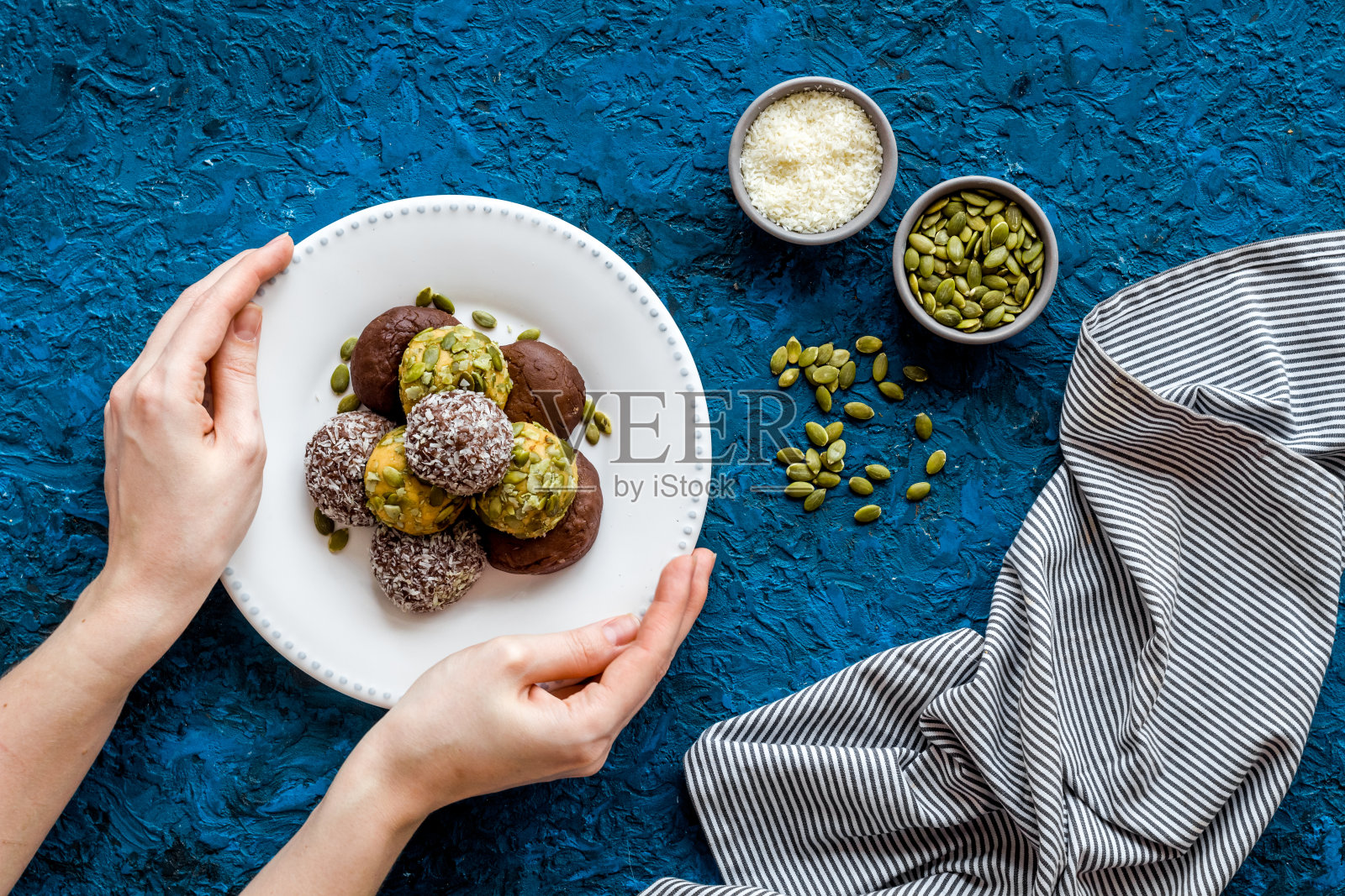 素食巧克力椰子松露-蛋白质能量球，俯视图照片摄影图片