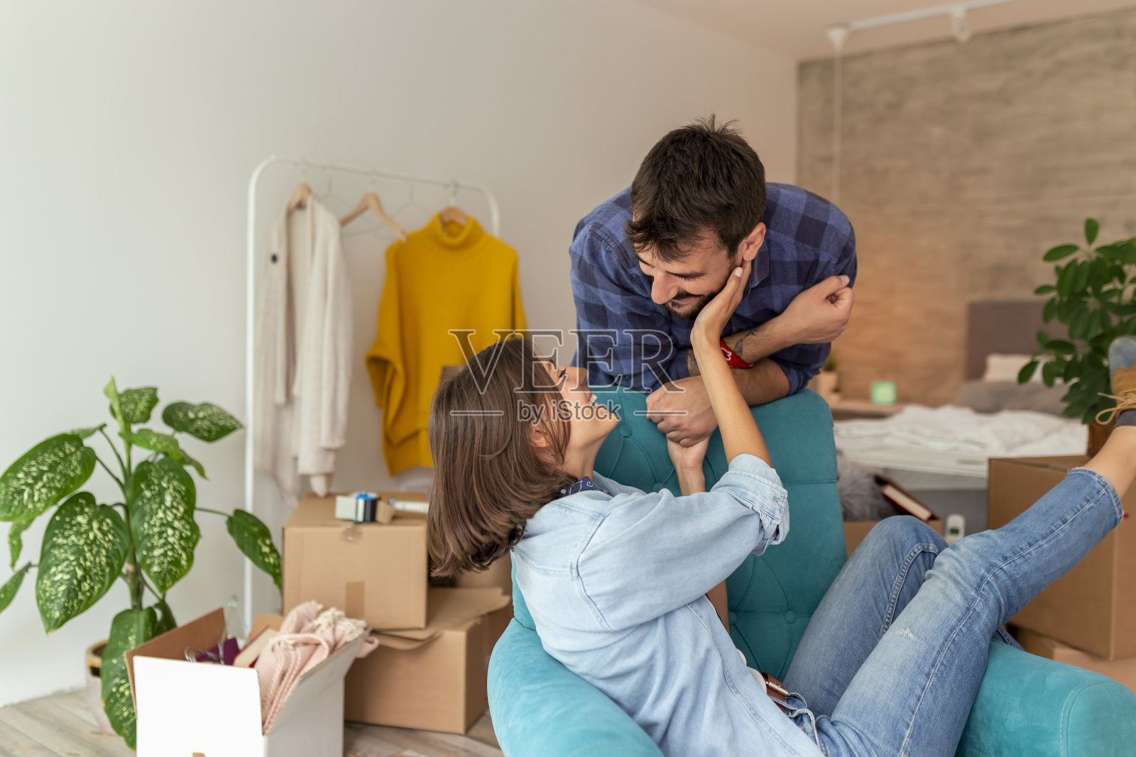 相爱的情侣在搬到一起的时候休息了一下照片摄影图片