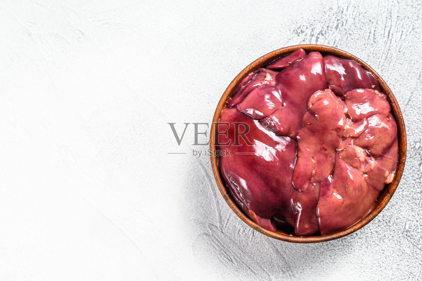 一碗新鲜的火鸡肝。白色背景。前视图。本空间照片摄影图片