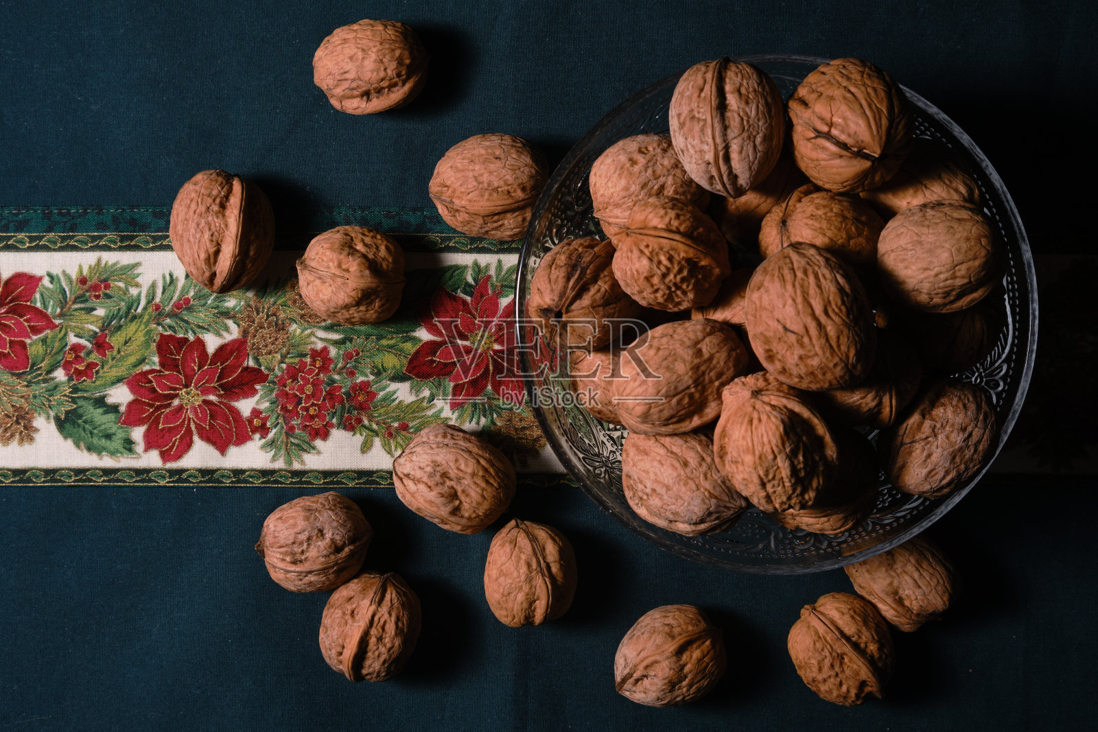 圣诞桌布上放着带坚果和杏仁的圣诞糖果照片摄影图片