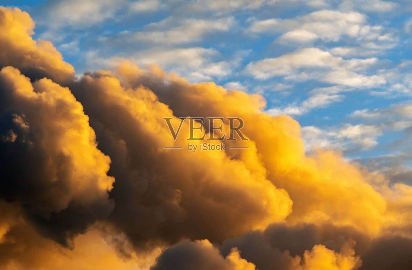 黄色的烟雾映衬着天空。在蓝天的映衬下，从燃烧的森林树木和建筑中冒出的黑烟。照片摄影图片