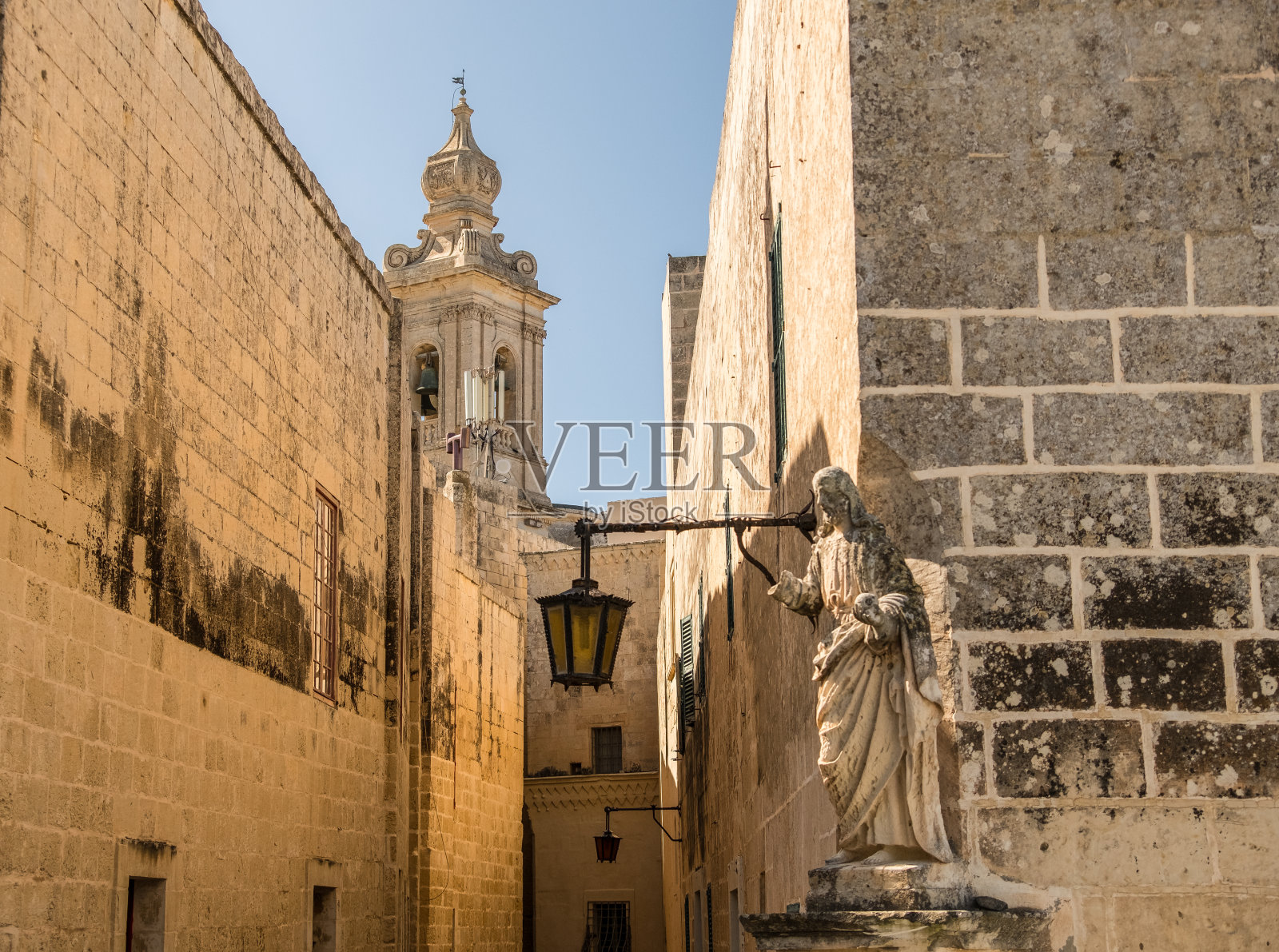 瓦莱塔(或伊尔贝尔特)的街道，地中海岛国马耳他的小首都照片摄影图片