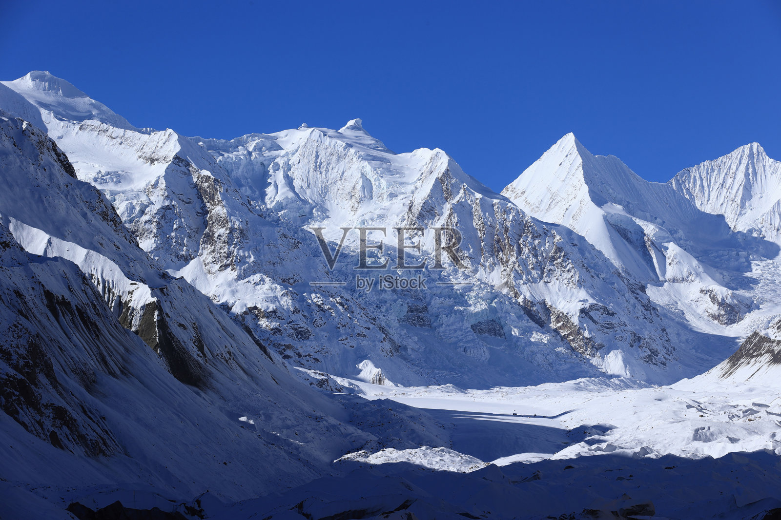 中国西藏蓝天下的雪山冰川照片摄影图片