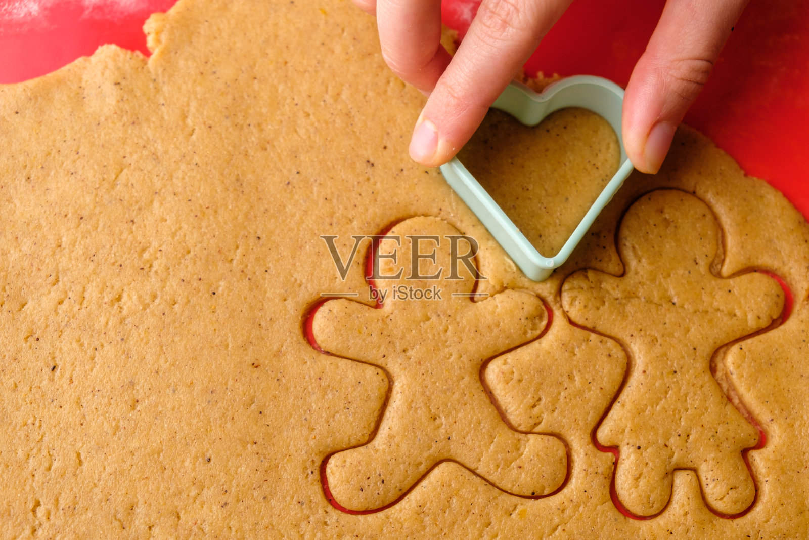 切姜饼形状。家庭或情侣概念面团为情人节。照片摄影图片
