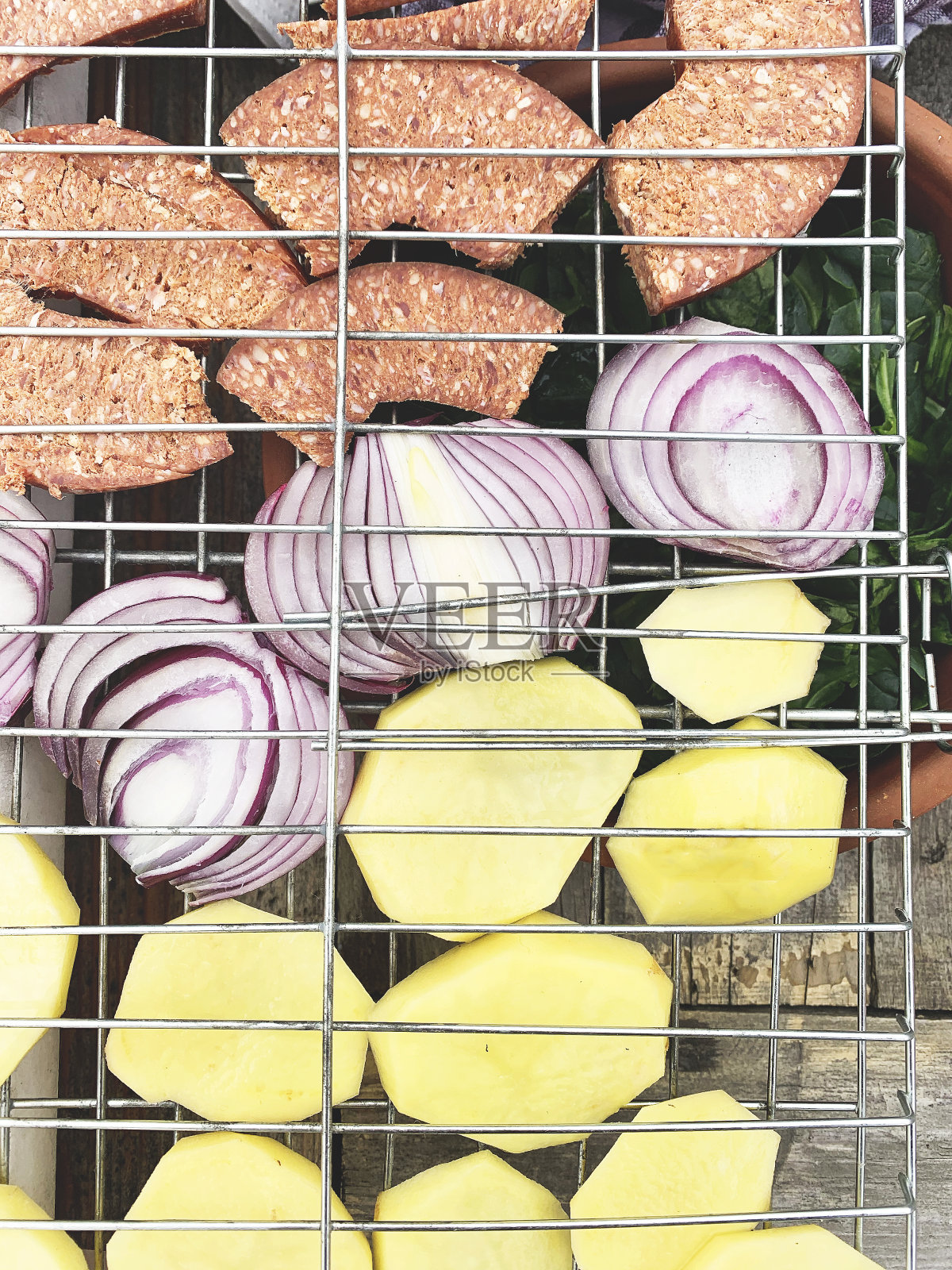 香肠(土耳其succuk)，土豆和洋葱准备烧烤照片摄影图片