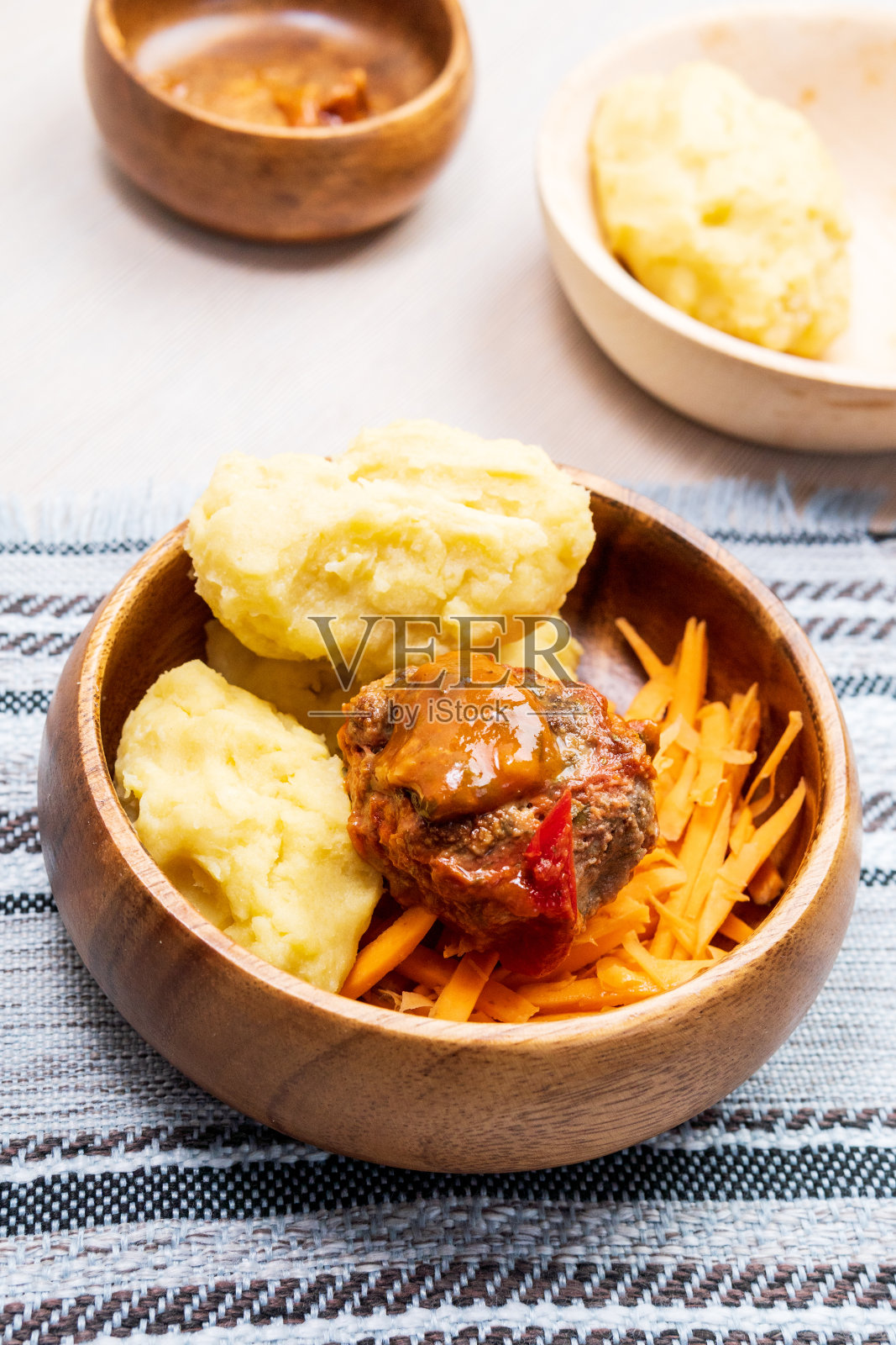 非洲玉米粥叫丑碗。Nshima，肉和红薯。垂直图照片摄影图片