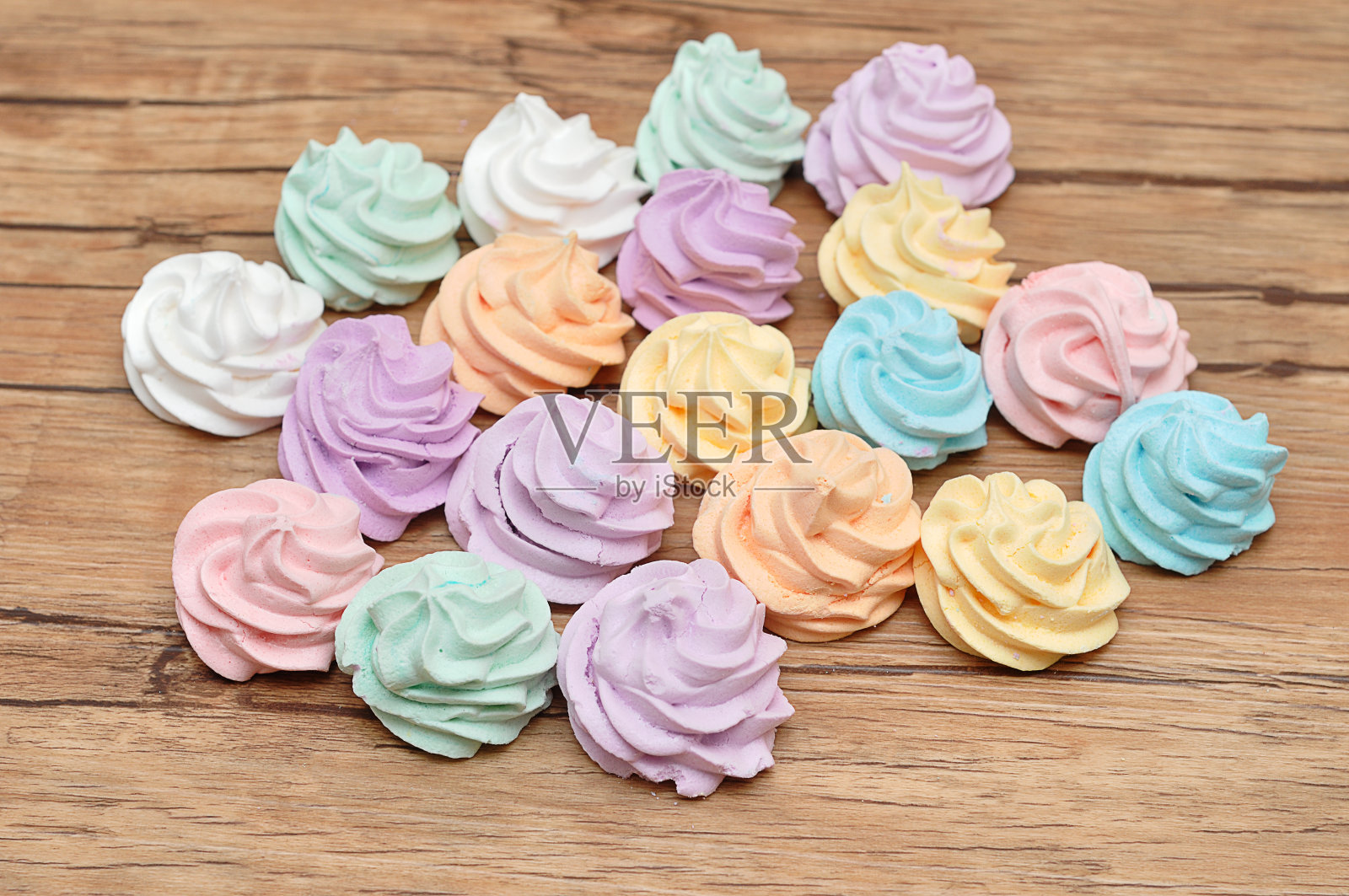 桌上有各种颜色柔和的蛋白酥饼照片摄影图片