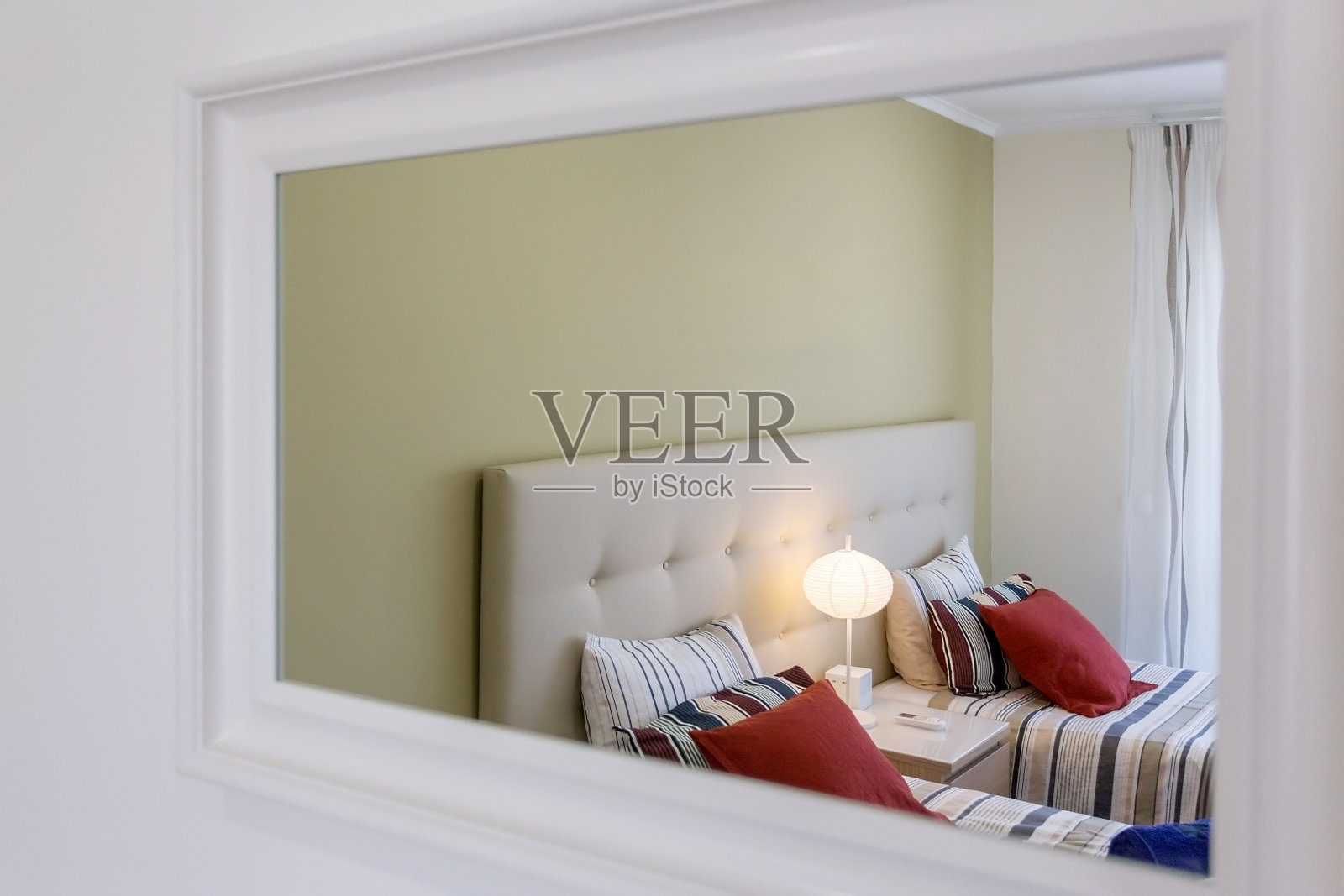 现代的卧室，这是反射在镜子里。欧式酒店的设计和内部。照片摄影图片